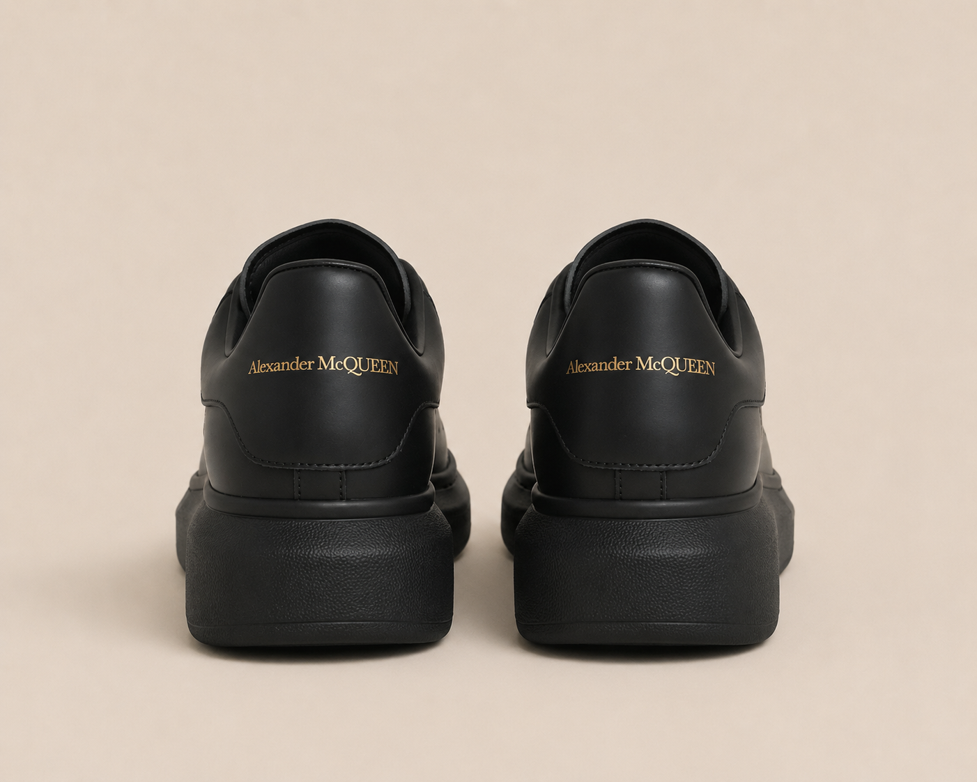 Alexander McQueen Oversized Triple Black - לוגו זהב מאחור